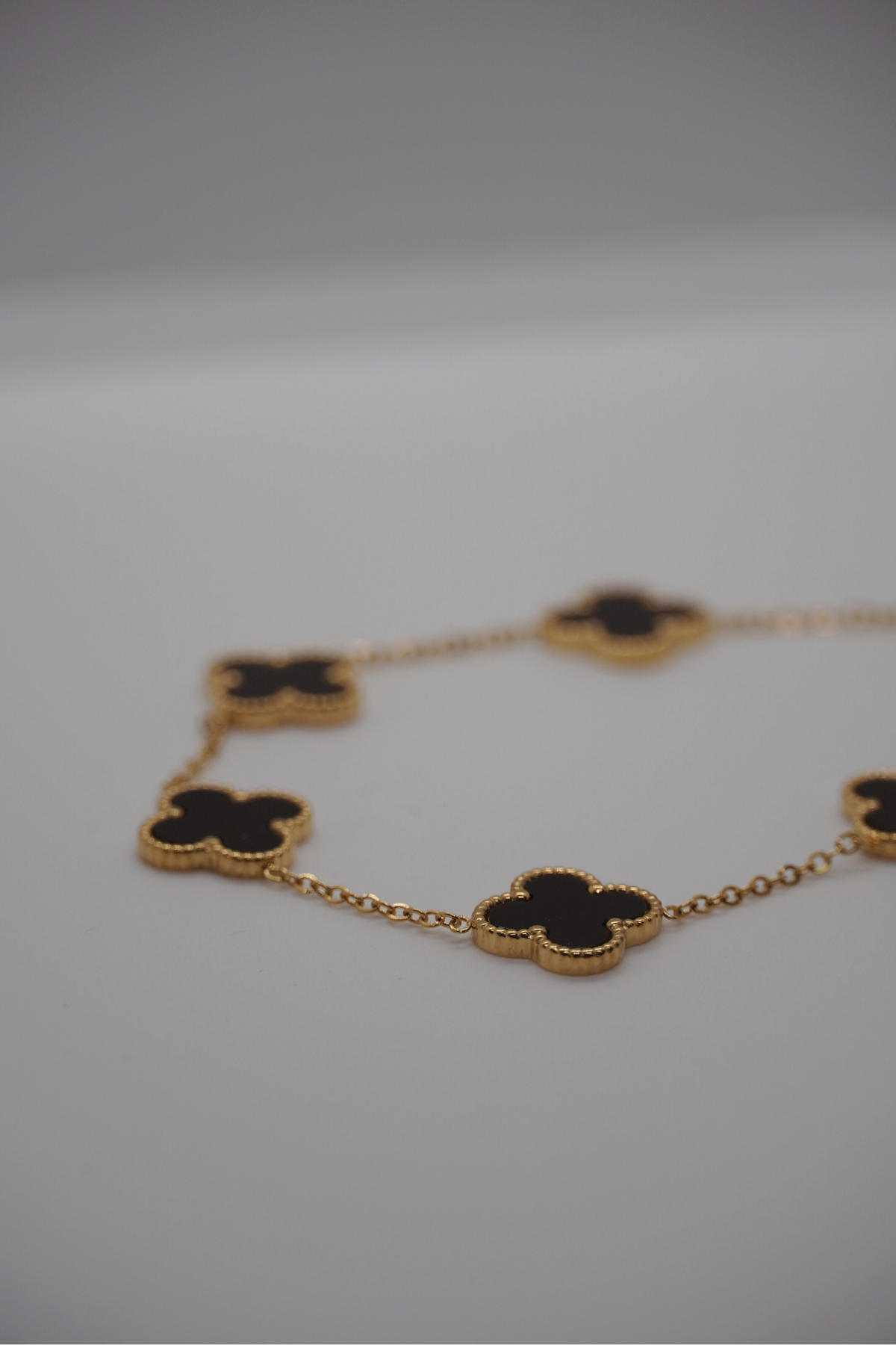 Black shamrock bracelet in Schwarz und Gold von arya store