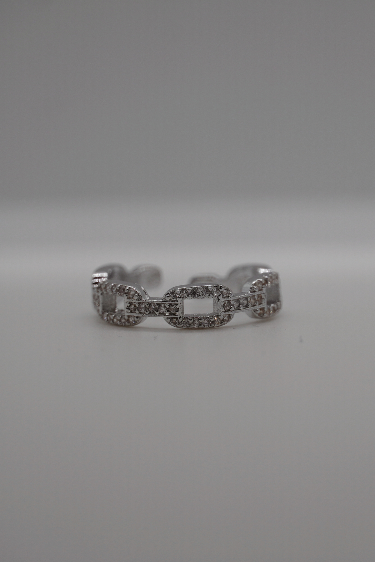 Nahaufnahme des Chain Rings in Silber aus Messing mit Schmucksteinen