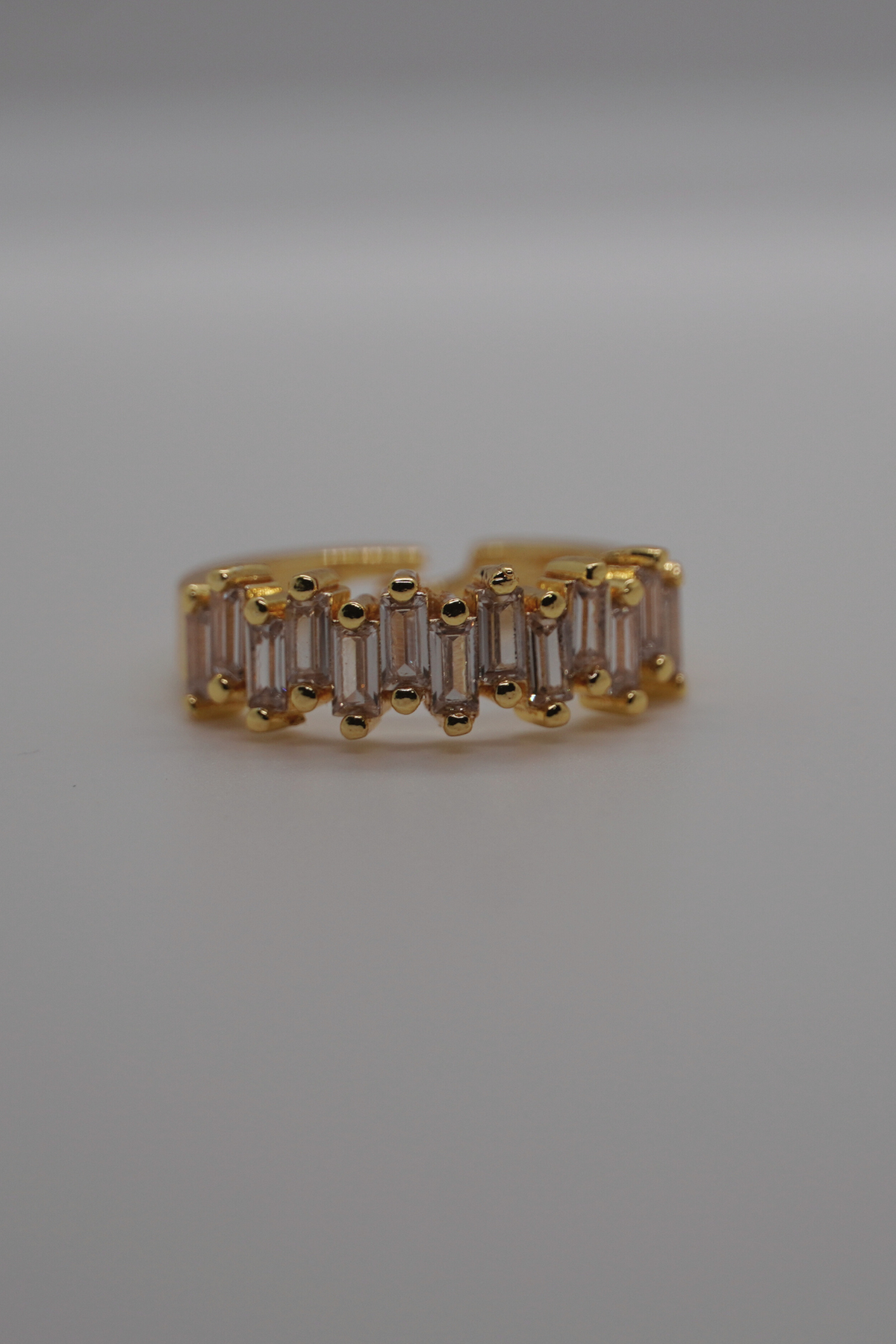 Nahaufnahme des Glowy Rings in Gold mit rechteckigen Schmucksteinen