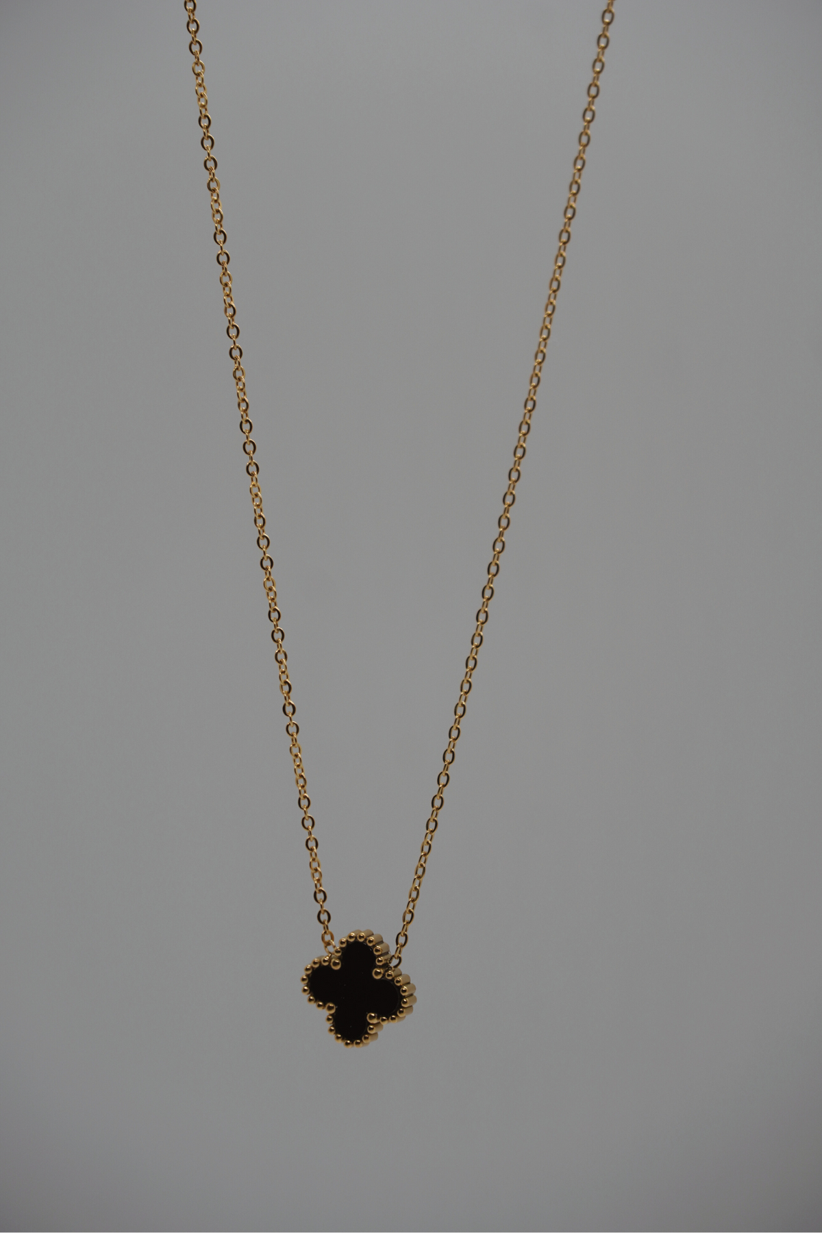 Black Shamrock Halskette mit schwarzem Shamrock-Design