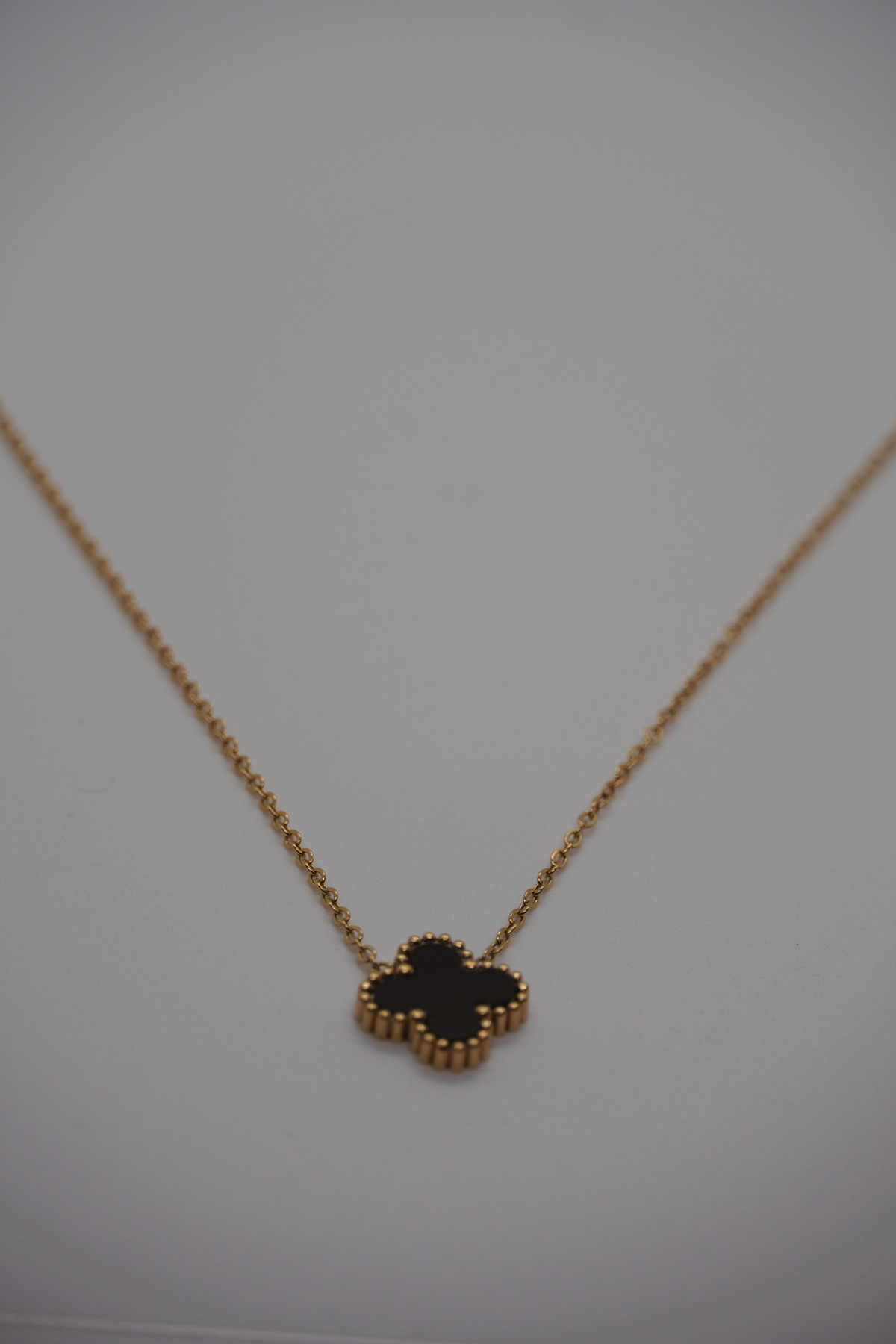 Detailansicht der Black Shamrock Halskette