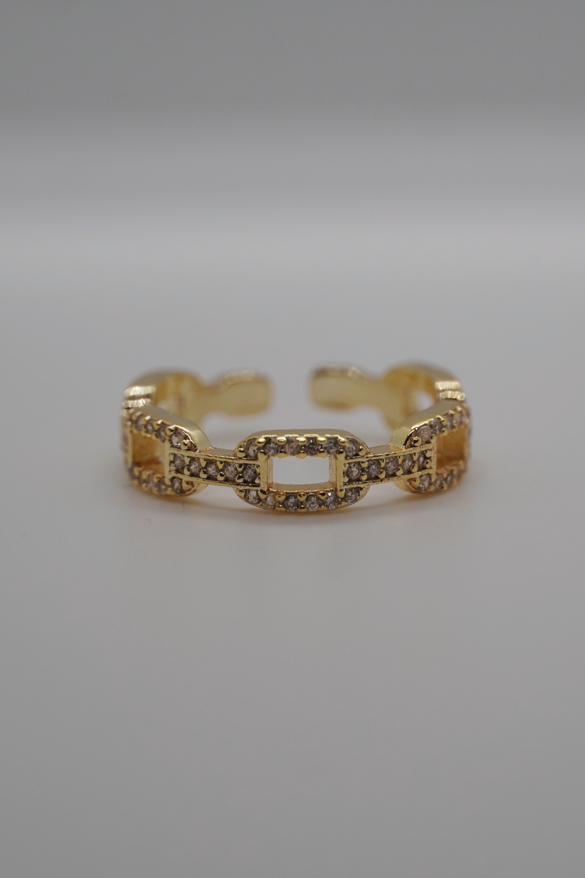 Nahaufnahme des Chain Rings in Gold mit Schmucksteinen