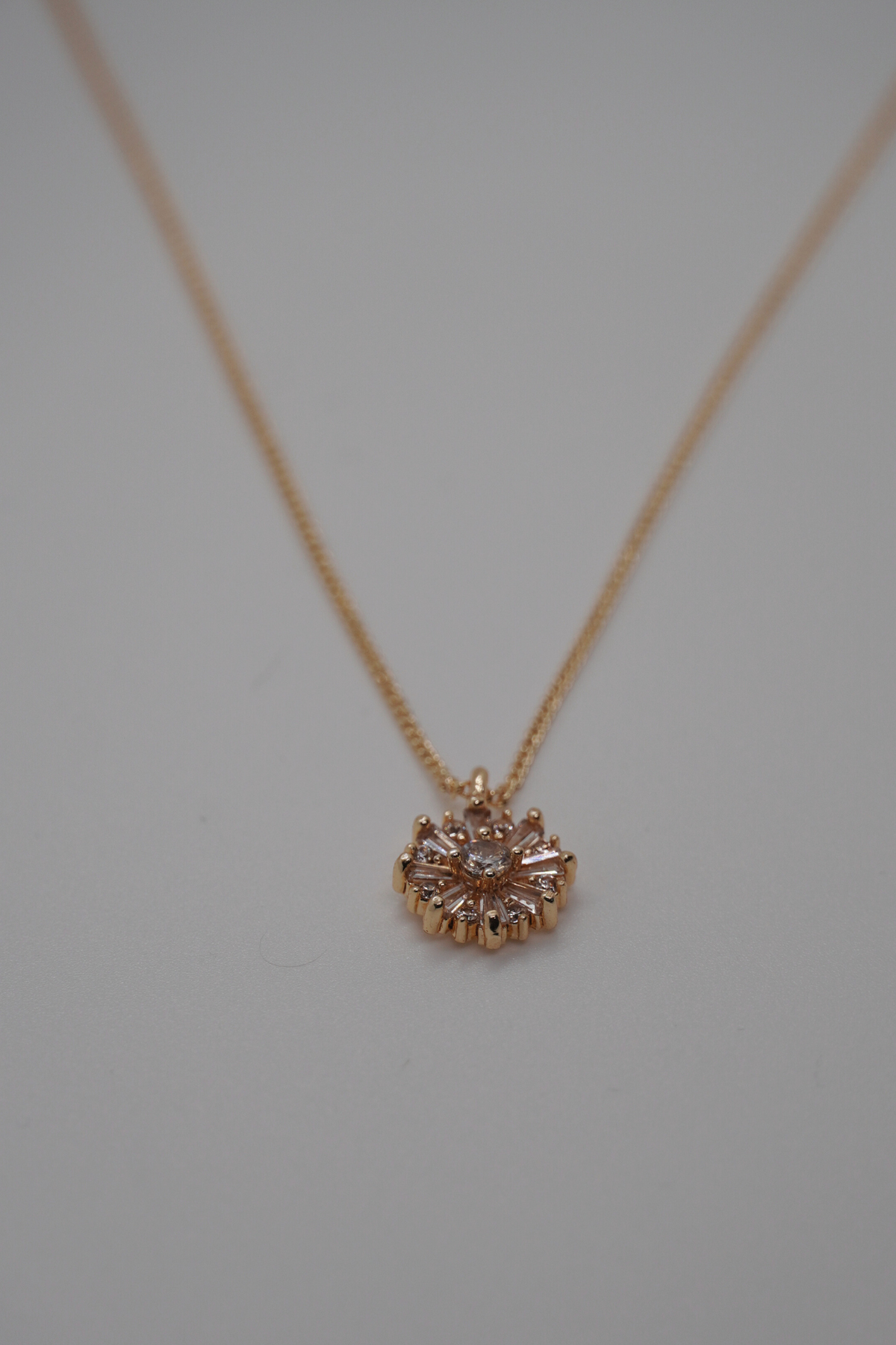Golden Flower Halskette mit floralem Design