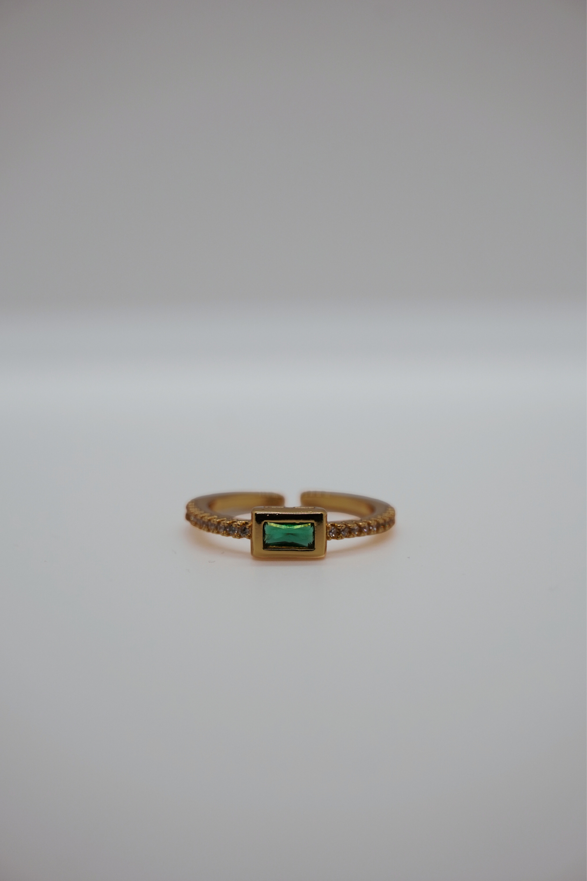 Detailansicht des Ivy Ring mit grünem Stein