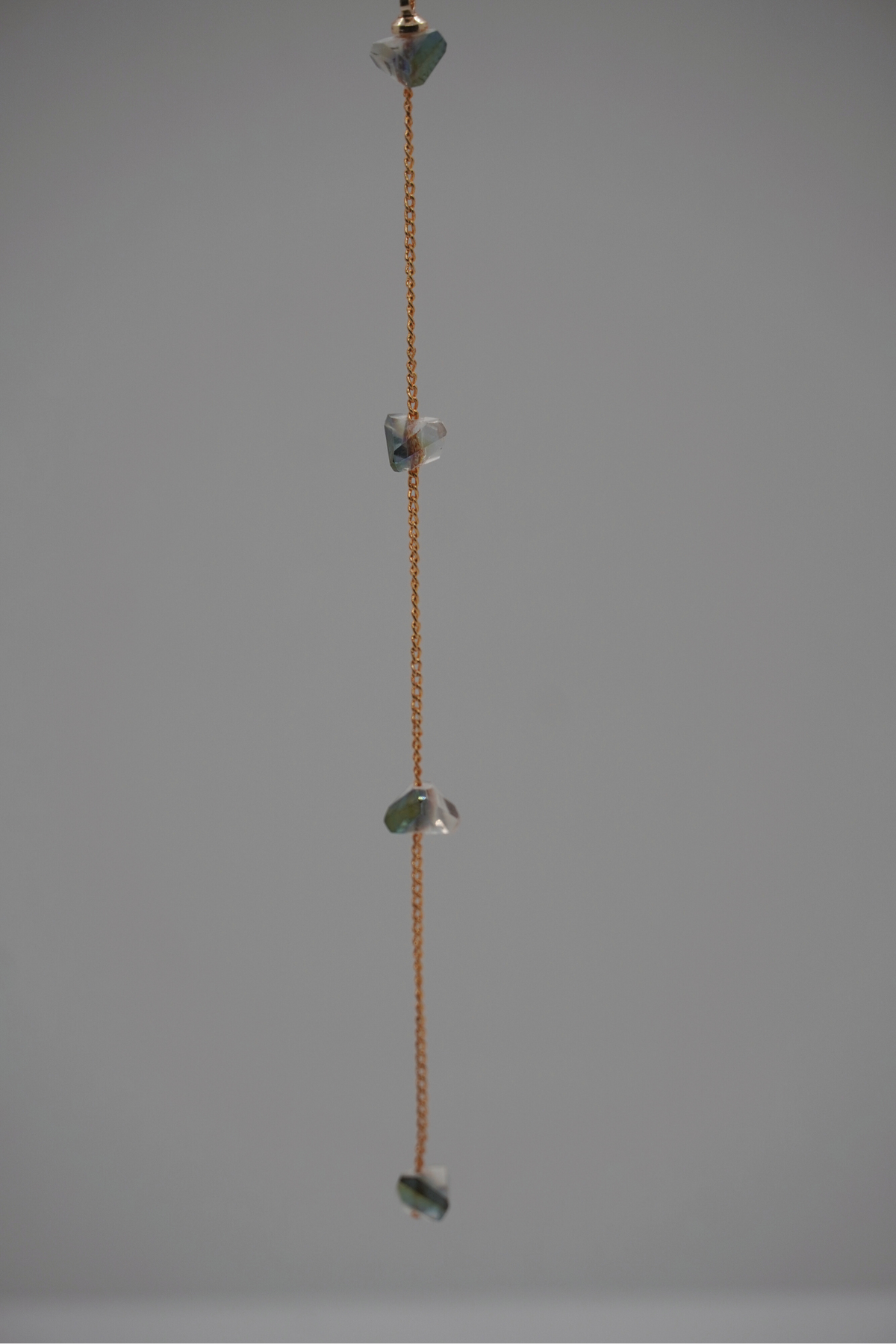 Row of Stone Halskette aus Messing – Detailansicht