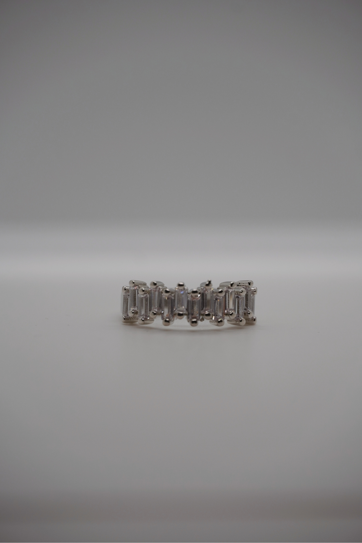 Nahaufnahme des Glowy Rings in Silber mit rechteckigen Schmucksteinen