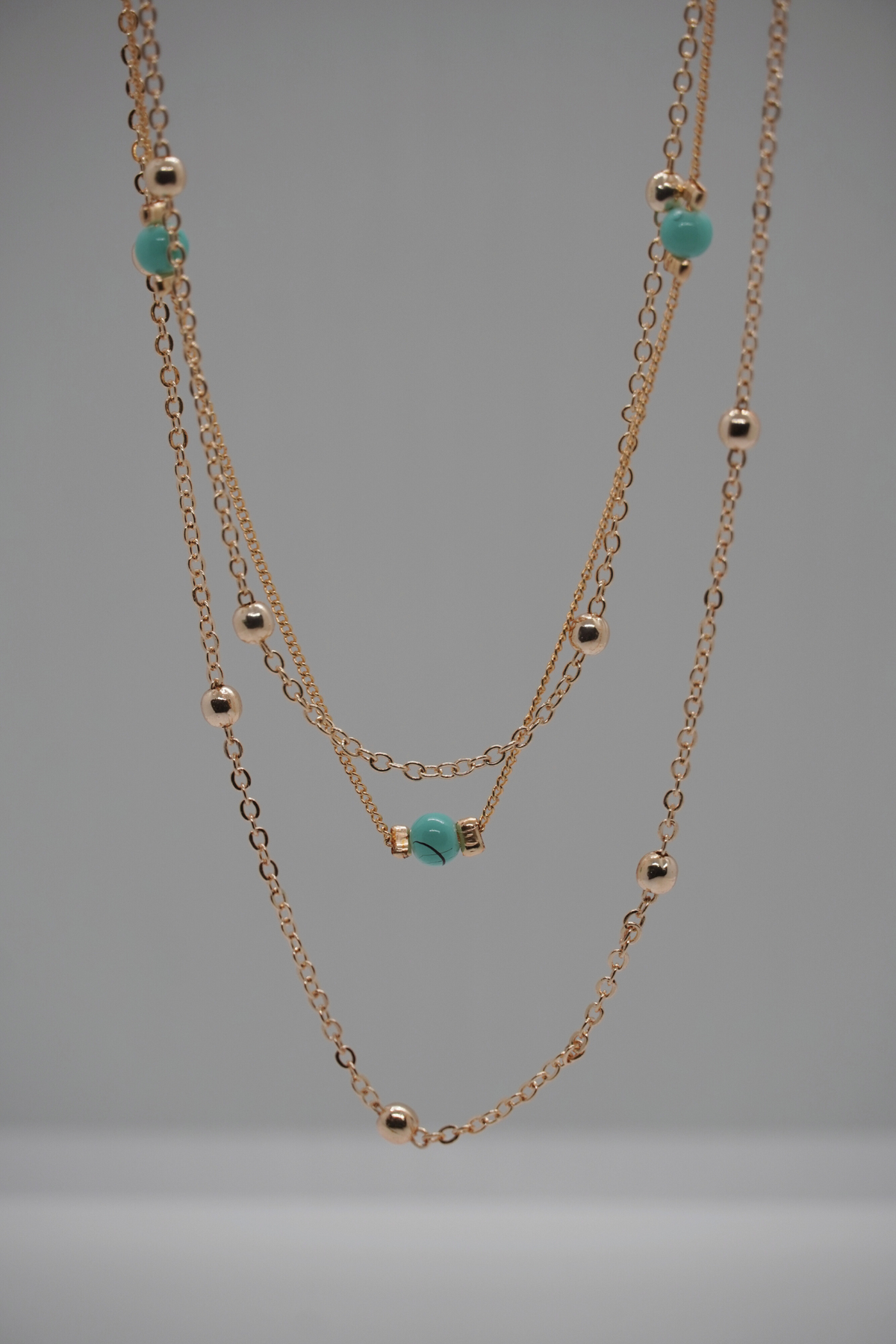 Trio Necklace aus Messing – Schmuckdetail